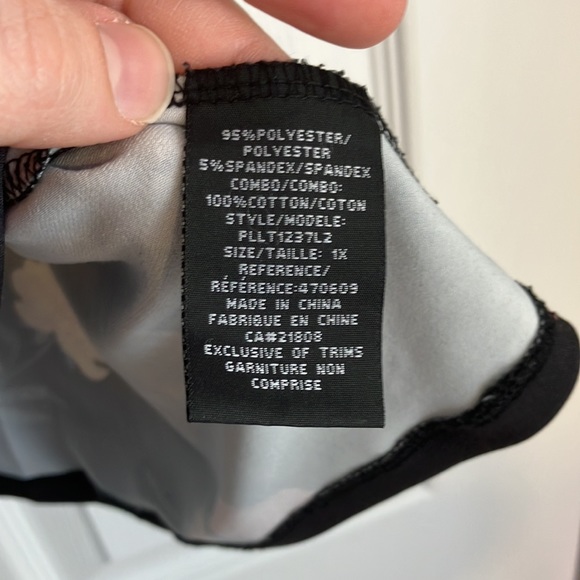 Ari & Clo flower top with crochet style details - Picture 9 of 13